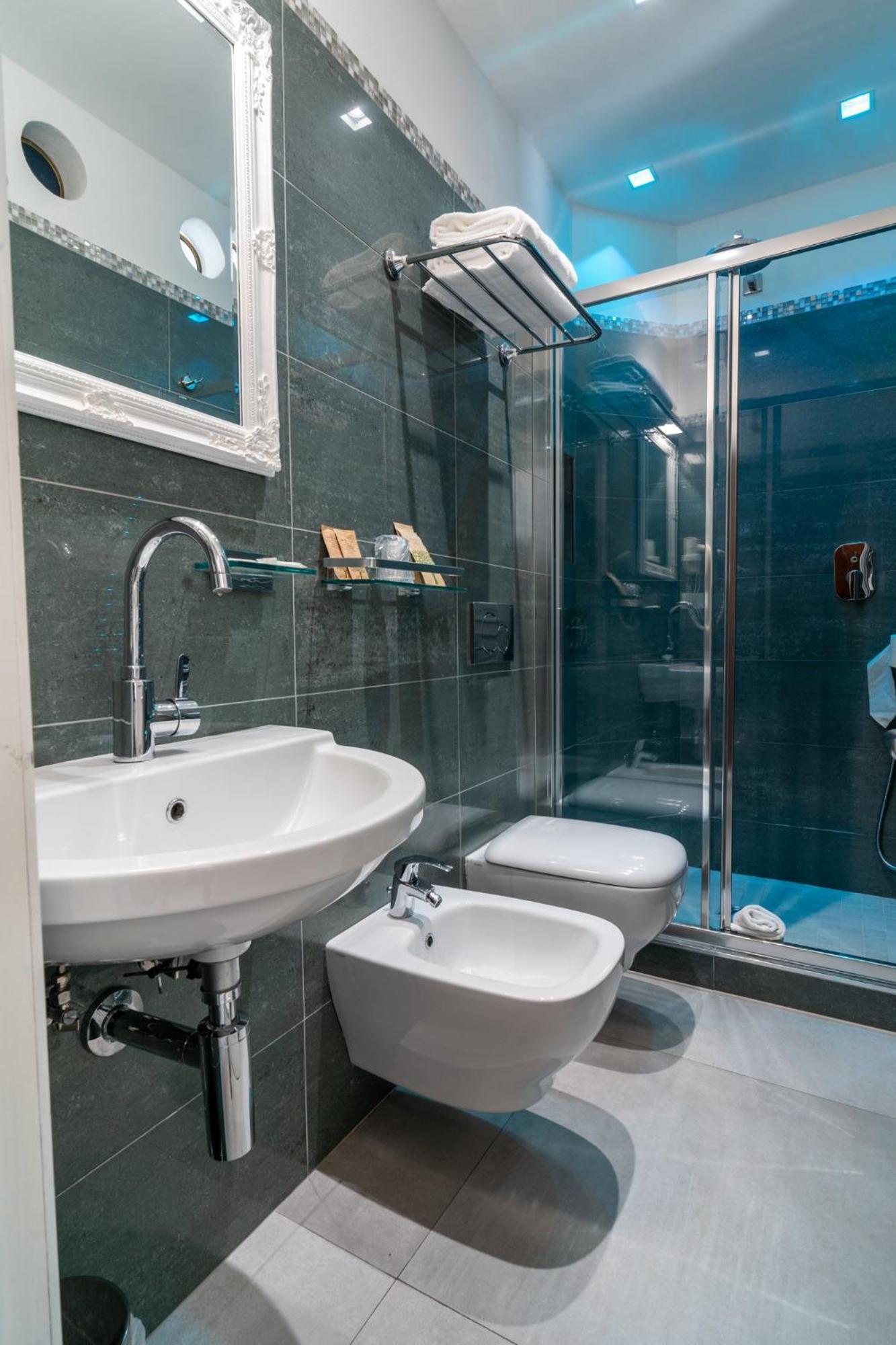 Camera Matrimoniale/Doppia con Letti Singoli con Bagno Privato